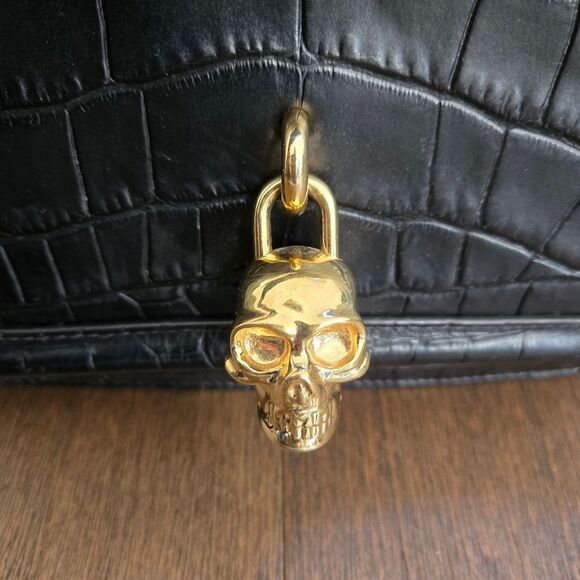 Alexander McQueen Croc Embossed leather Skull Crossbody Bag - Picture 6 of 16